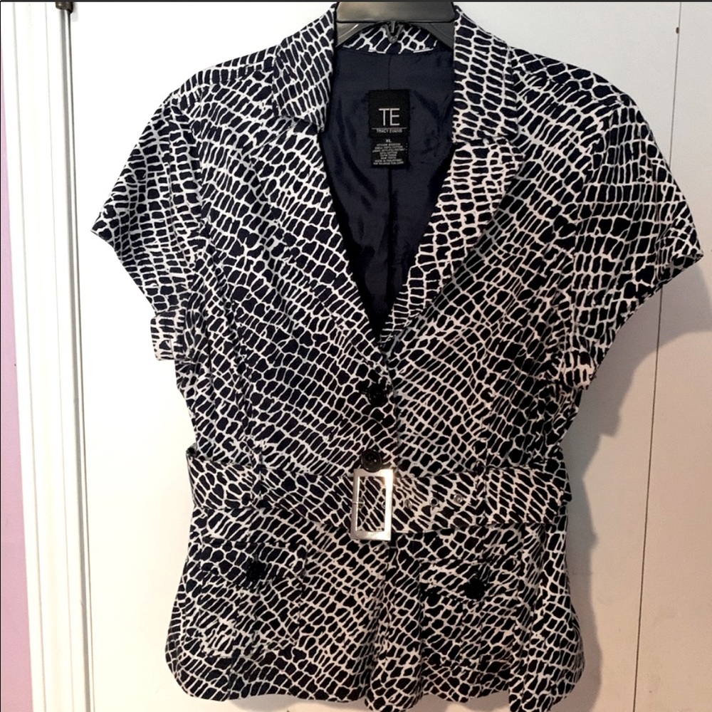 Navy/white patterned shirt-sleeve button-up top with belt. XL.